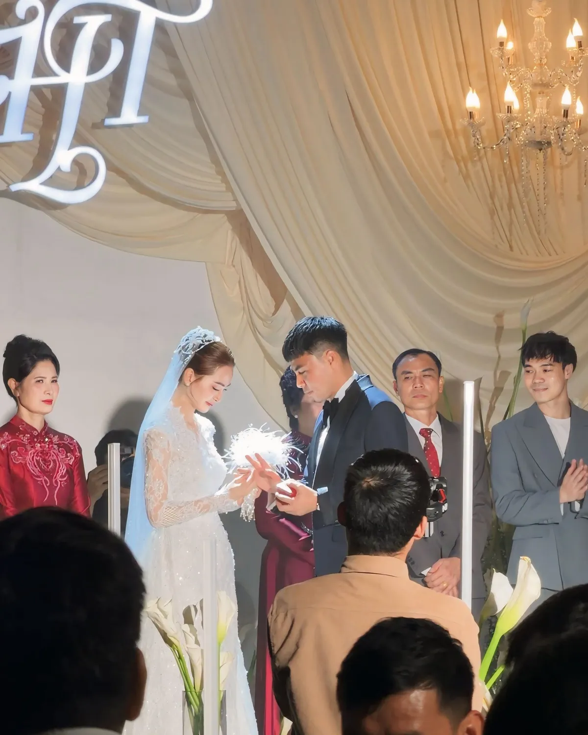 Điểm tin sao Việt: MC M&ugrave; Tạt lần đầu gọi Đức Huy l&agrave; 'anh' trong lễ cưới - Ảnh 1.