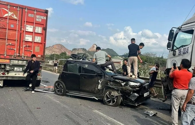 Tai nạn li&ecirc;n ho&agrave;n tr&ecirc;n cao tốc: Yaris Cross biến dạng, t&agrave;i xế tho&aacute;t nạn kỳ diệu- Ảnh 1.