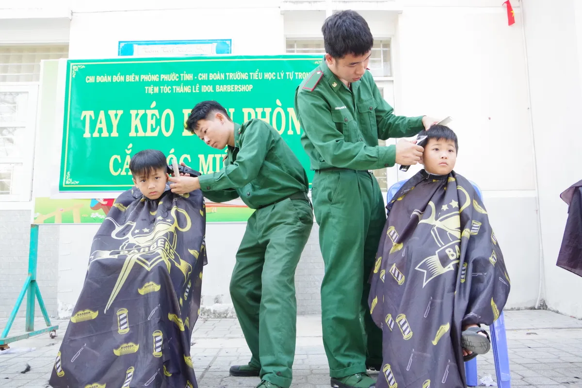 S&ocirc;i nổi &ldquo;Th&aacute;ng Thanh ni&ecirc;n &ndash; Th&aacute;ng 3 Bi&ecirc;n giới&rdquo; tại TP Hồ Ch&iacute; Minh - Ảnh 2.