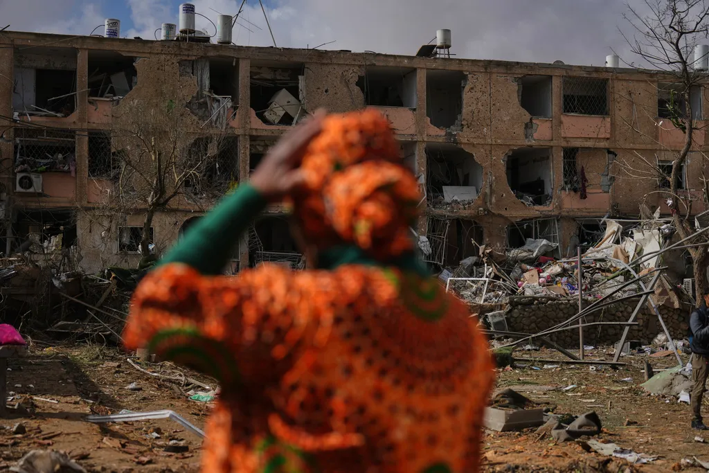 Hơn 160 người bị thương sau 2 cuộc tấn c&ocirc;ng t&ecirc;n lửa của Iran v&agrave;o miền Nam Israel  - Ảnh 6.