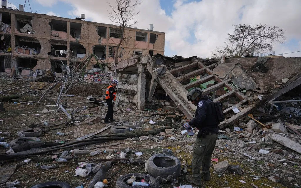 Hiện trường vụ tấn công tên lửa của Iran tại Dimona, miền Nam Israel, ngày 22/3/2026 (Ảnh: AP)