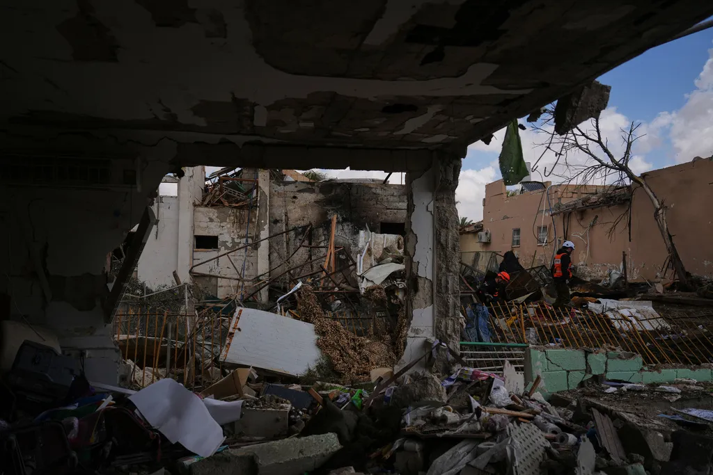 Hơn 160 người bị thương sau 2 cuộc tấn c&ocirc;ng t&ecirc;n lửa của Iran v&agrave;o miền Nam Israel  - Ảnh 8.