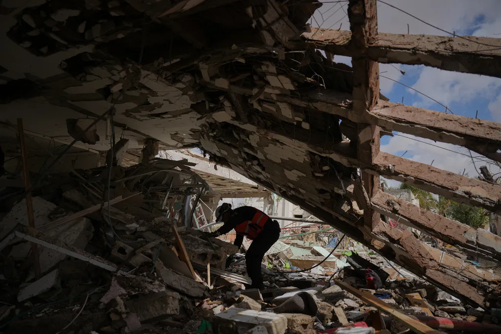 Hơn 160 người bị thương sau 2 cuộc tấn c&ocirc;ng t&ecirc;n lửa của Iran v&agrave;o miền Nam Israel  - Ảnh 4.