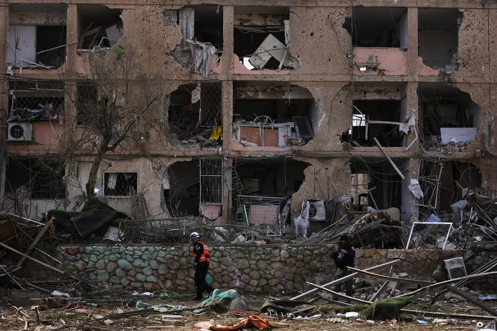 Hơn 160 người bị thương sau 2 cuộc tấn c&ocirc;ng t&ecirc;n lửa của Iran v&agrave;o miền Nam Israel  - Ảnh 5.