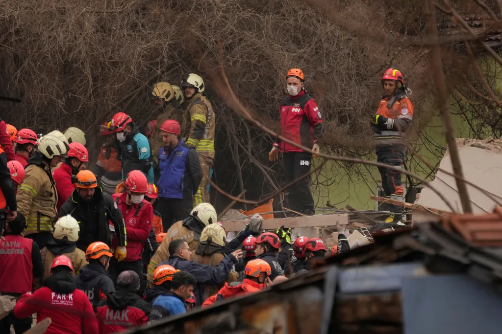 Nổ khí gas ở Istanbul (Thổ Nhĩ Kỳ) khiến 1 người chết, 2 tòa nhà đổ sập - Ảnh 3.