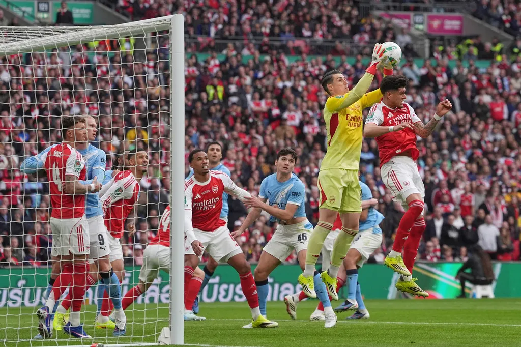 Arsenal trả giá vì sai lầm, Man City lên ngôi tại Wembley- Ảnh 1.