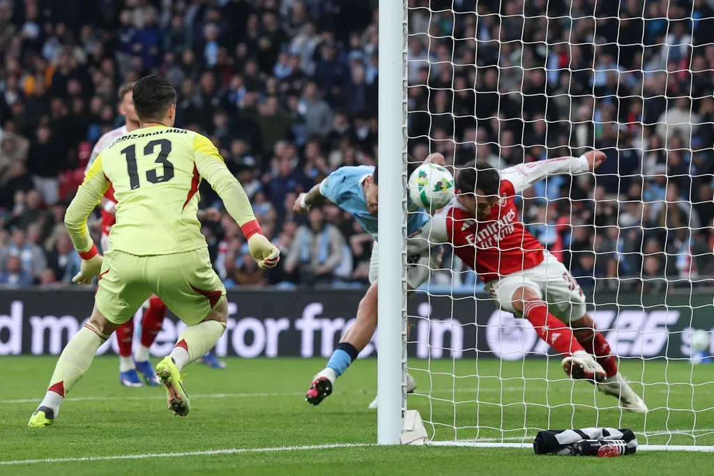 Arsenal trả giá vì sai lầm, Man City lên ngôi tại Wembley- Ảnh 2.