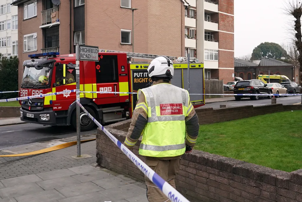 Tấn c&ocirc;ng b&agrave;i Do Th&aacute;i: Xe cứu thương bị đốt ch&aacute;y h&agrave;ng loạt ở London (Anh)- Ảnh 3.