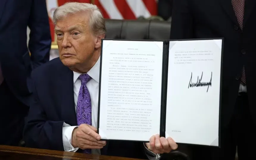 Ông Donald Trump ký sắc lệnh hạn chế quyền quản lý AI của các bang tại Mỹ. (Ảnh: Getty Images)