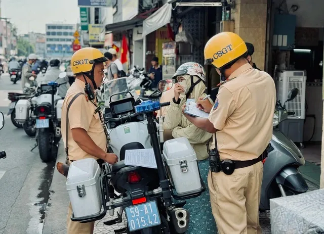 Ph&acirc;n biệt lỗi &ldquo;kh&ocirc;ng mang&rdquo; v&agrave; &ldquo;kh&ocirc;ng c&oacute;&rdquo; giấy tờ xe: Mức phạt ch&ecirc;nh lệch lớn- Ảnh 1.