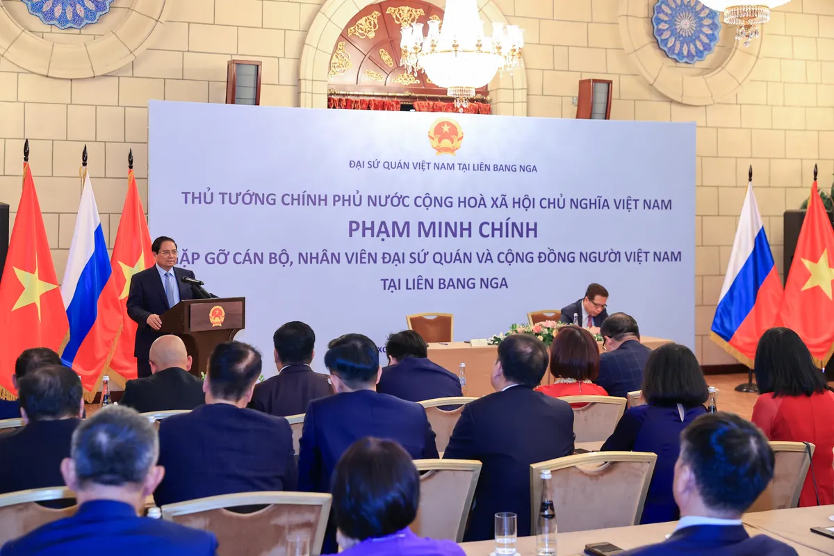 Thủ tướng Phạm Minh Ch&iacute;nh gặp gỡ kiều b&agrave;o tại Nga, k&ecirc;u gọi g&igrave;n giữ tiếng Việt v&agrave; bản sắc d&acirc;n tộc- Ảnh 1.
