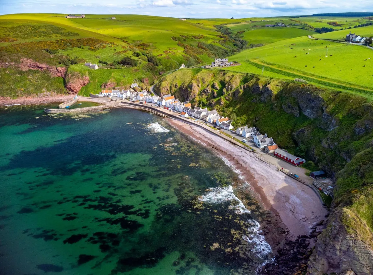 Ngôi làng ven biển chỉ có một con đường và một dãy nhà, đẹp như tranh vẽ khiến du khách mê mẩn- Ảnh 1. Ngôi làng ven biển chỉ có một con đường và một dãy nhà, đẹp như tranh vẽ khiến du khách mê mẩn- Ảnh 1.