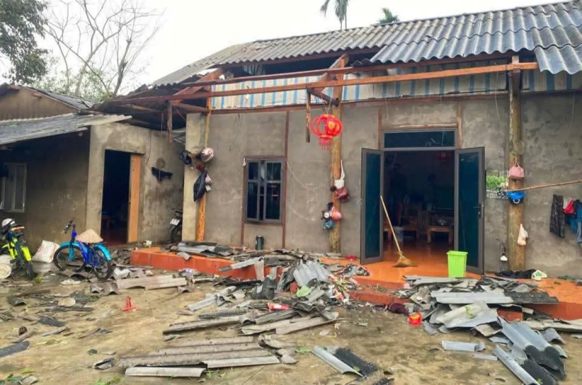 Mưa dông kèm lốc xoáy ở Lào Cai làm hàng trăm ngôi nhà bị tốc mái, 2 người bị thương - Ảnh 3.