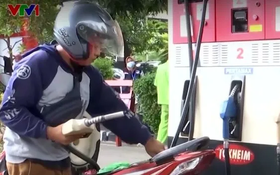 Giá dầu tăng mạnh buộc các quốc gia đồng loạt tăng cung, giảm cầu và trợ giá nhằm bảo vệ người dân trước áp lực chi phí leo thang.