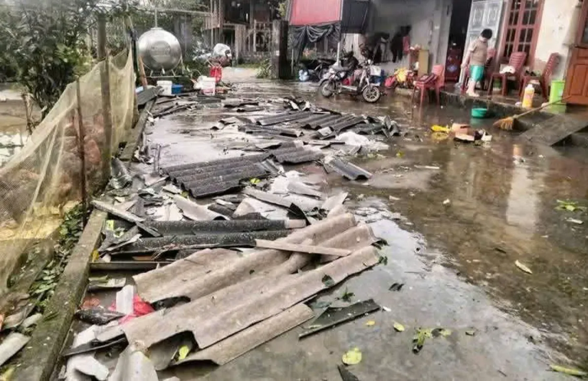 Mưa dông kèm lốc xoáy ở Lào Cai làm hàng trăm ngôi nhà bị tốc mái, 2 người bị thương - Ảnh 1.