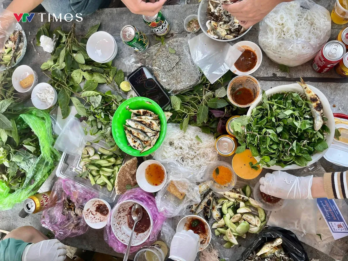 Ngư d&acirc;n mỏi tay gỡ &ldquo;m&oacute;n nh&agrave; ngh&egrave;o&rdquo;, thu tiền triệu với m&oacute;n với c&aacute; tr&iacute;ch nướng b&atilde;i biển - Ảnh 4.