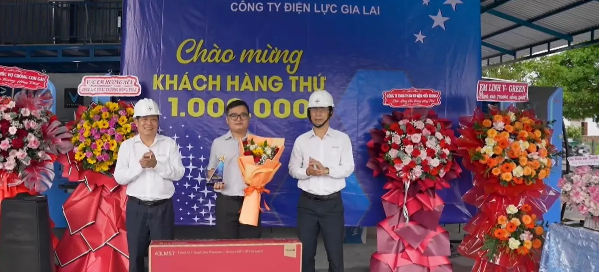 Điện lực Gia Lai đón khách hàng thứ 1 triệu- Ảnh 1. Điện lực Gia Lai đón khách hàng thứ 1 triệu- Ảnh 1.