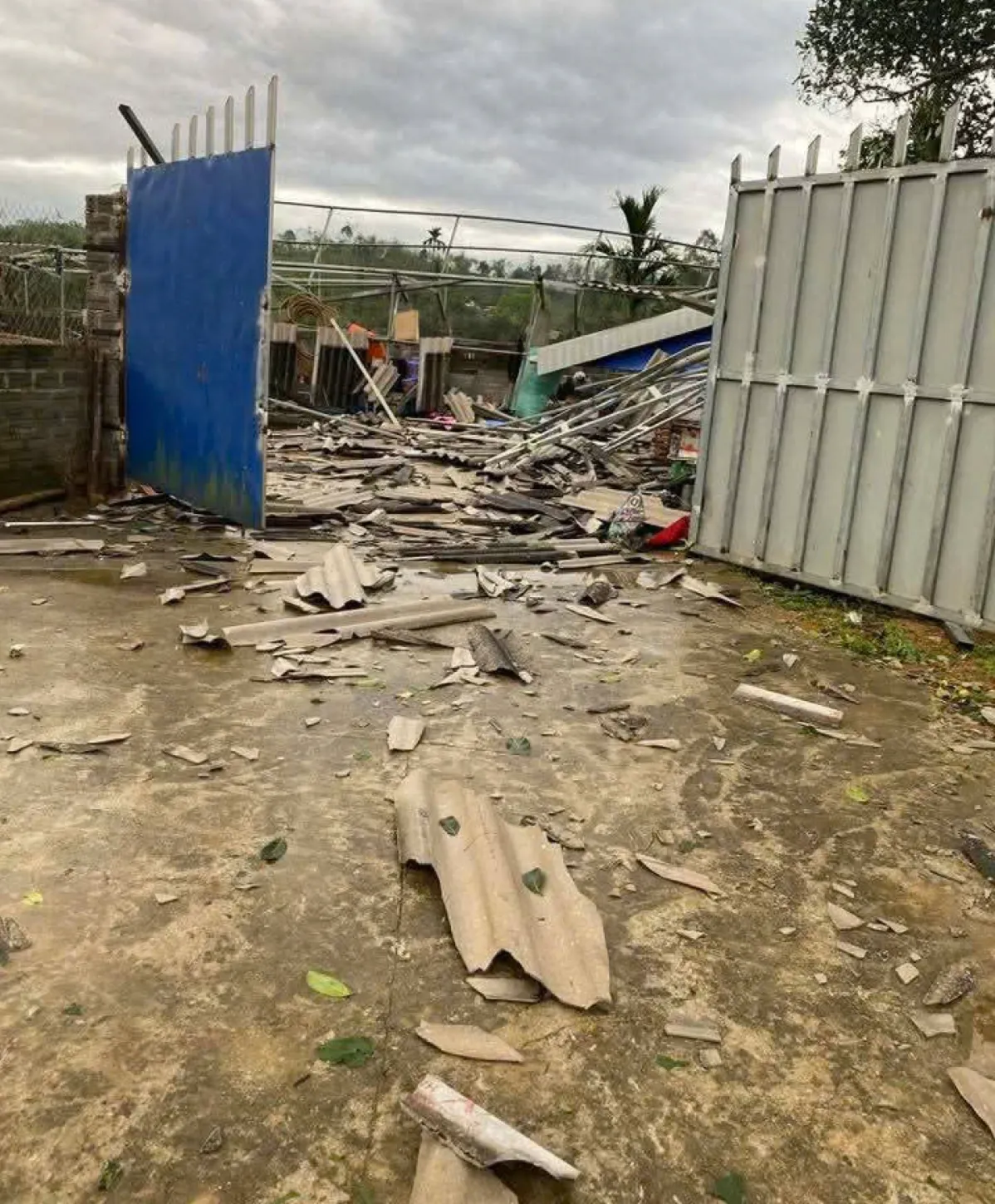 Mưa dông kèm lốc xoáy ở Lào Cai làm hàng trăm ngôi nhà bị tốc mái, 2 người bị thương - Ảnh 2.