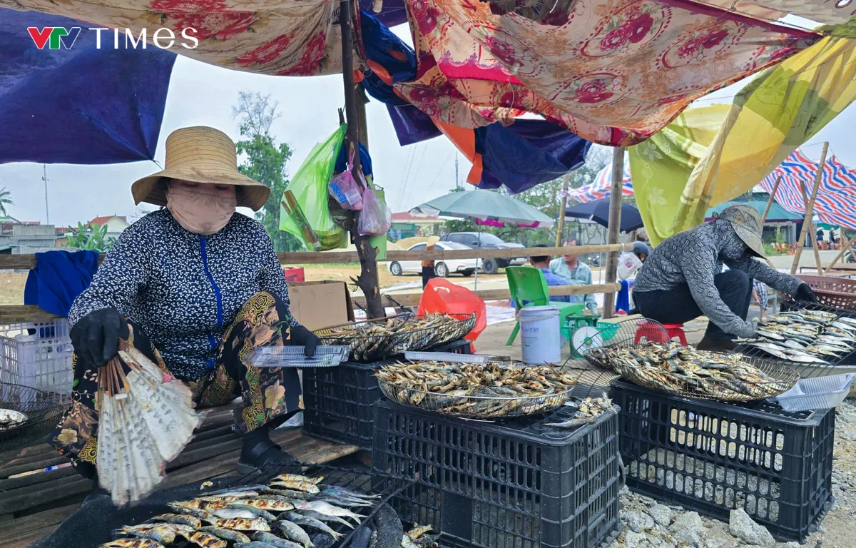 Ngư d&acirc;n mỏi tay gỡ &ldquo;m&oacute;n nh&agrave; ngh&egrave;o&rdquo;, thu tiền triệu với m&oacute;n với c&aacute; tr&iacute;ch nướng b&atilde;i biển - Ảnh 2.