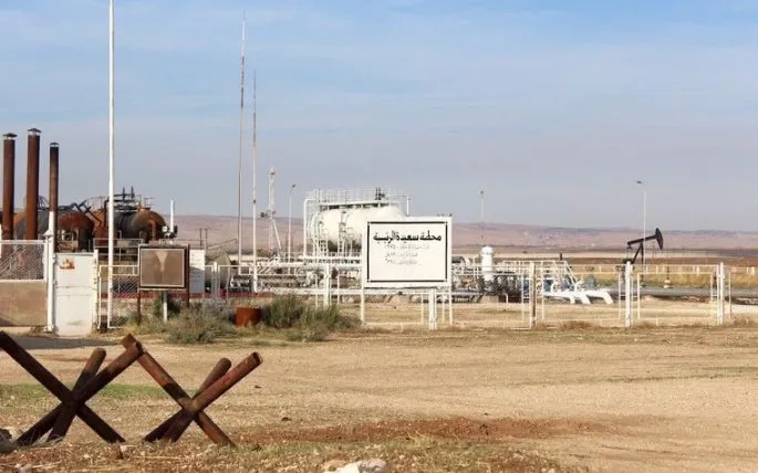 Một nhà máy lọc dầu ở Qamishli, tỉnh Hasakah, Syria. (Ảnh: THX/TTXVN)