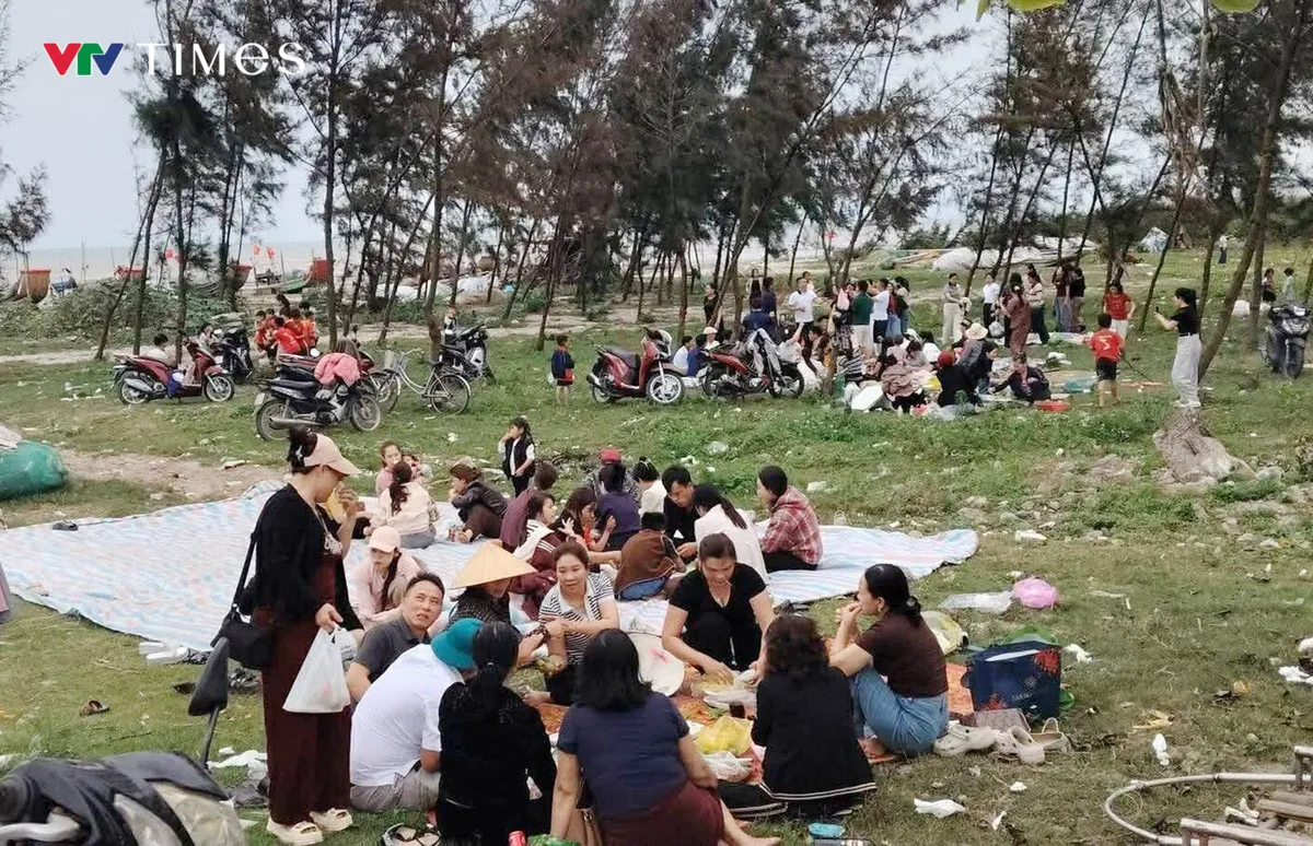 Ngư d&acirc;n mỏi tay gỡ &ldquo;m&oacute;n nh&agrave; ngh&egrave;o&rdquo;, thu tiền triệu với m&oacute;n với c&aacute; tr&iacute;ch nướng b&atilde;i biển - Ảnh 3.