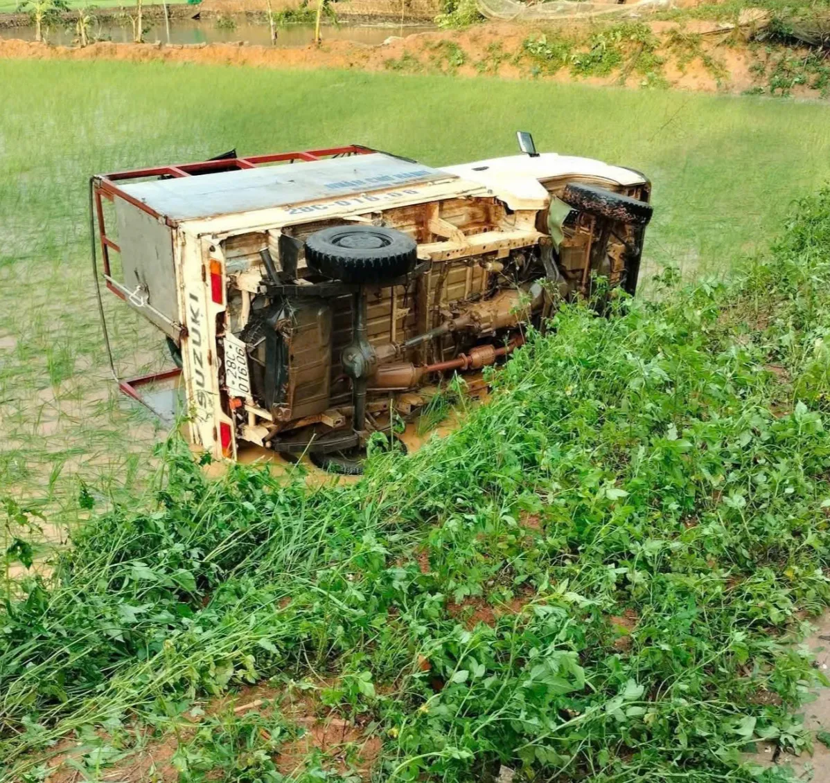 Mưa dông kèm lốc xoáy ở Lào Cai làm hàng trăm ngôi nhà bị tốc mái, 2 người bị thương - Ảnh 5.