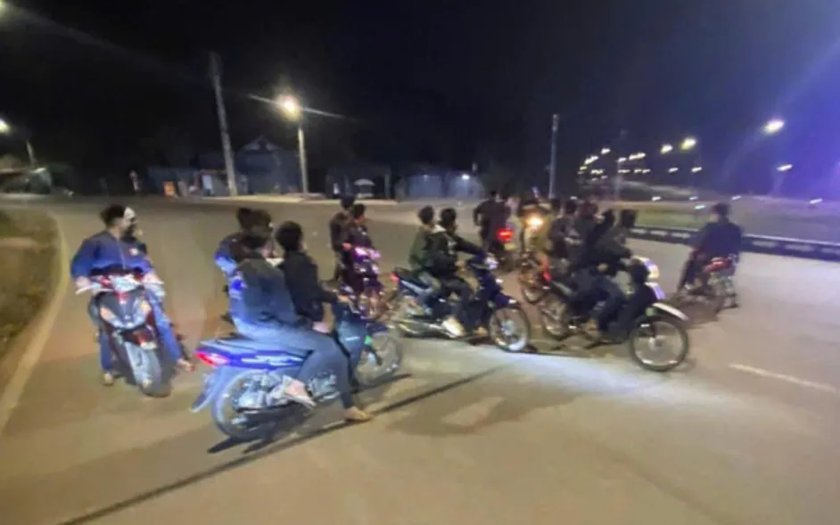 CSGT Sơn La xử lý nghiêm thanh thiếu niên tụ tập phóng nhanh, che biển số