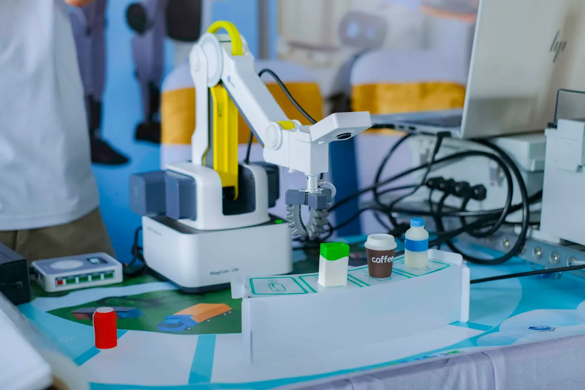 Khi giảng đường trở th&agrave;nh điểm hẹn của c&ocirc;ng nghệ v&agrave; việc l&agrave;m  - Ảnh 7.