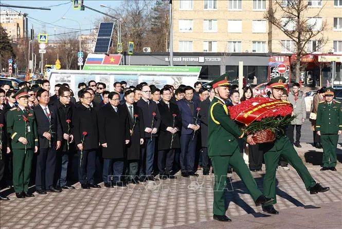 Thủ tướng Phạm Minh Ch&iacute;nh đặt hoa tại Tượng đ&agrave;i Chủ tịch Hồ Ch&iacute; Minh ở Moscow (Nga) - Ảnh 1.