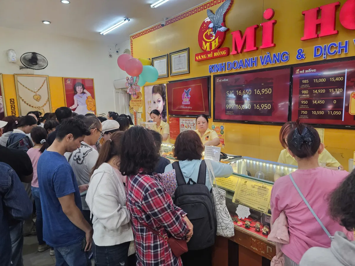 Diễn biến ở tiệm v&agrave;ng khi gi&aacute; giảm về dưới 170 triệu đồng/lượng- Ảnh 2.