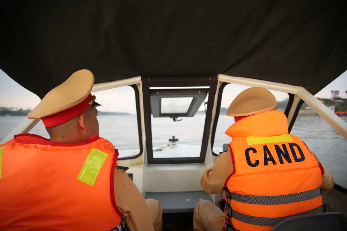 H&agrave; Nội: Cảnh s&aacute;t đường thủy bảo đảm giao th&ocirc;ng phục vụ c&aacute;c lễ hội tr&ecirc;n s&ocirc;ng Hồng - Ảnh 4.