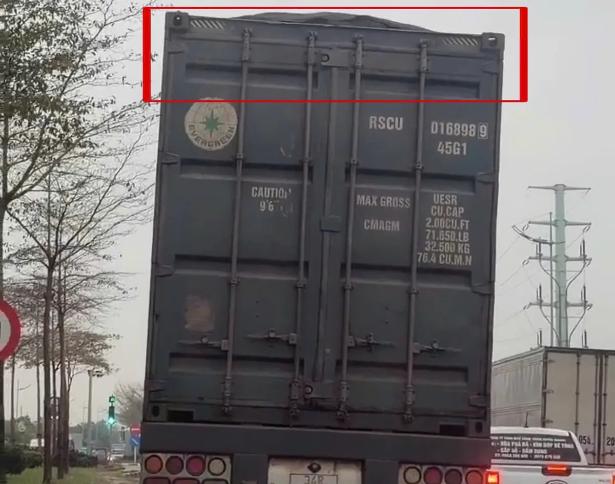 Hà Nội: Xử phạt tài xế xe container “cắt nóc” chở hàng quá tải - Ảnh 1.