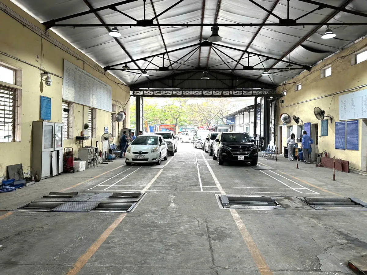 Siết kiểm định khí thải: Số phận những xe ô tô quá cũ ra sao? - Ảnh 1.