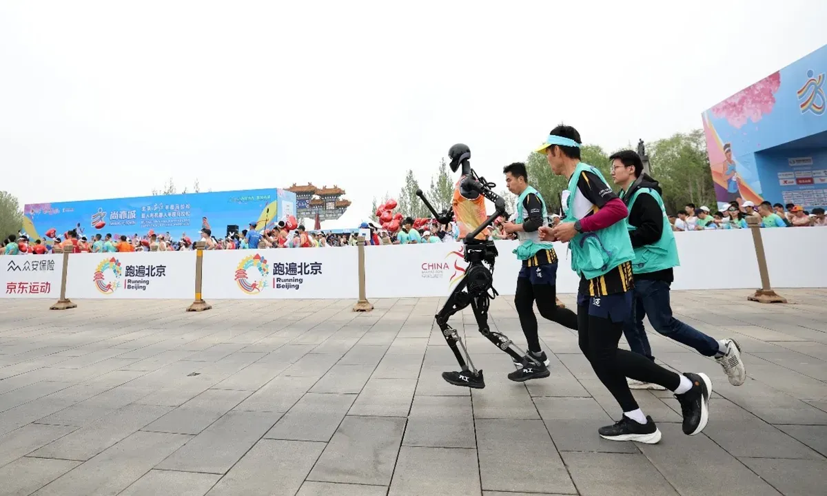 Hơn 300 robot h&igrave;nh người tham gia b&aacute;n marathon tại Bắc Kinh- Ảnh 1.