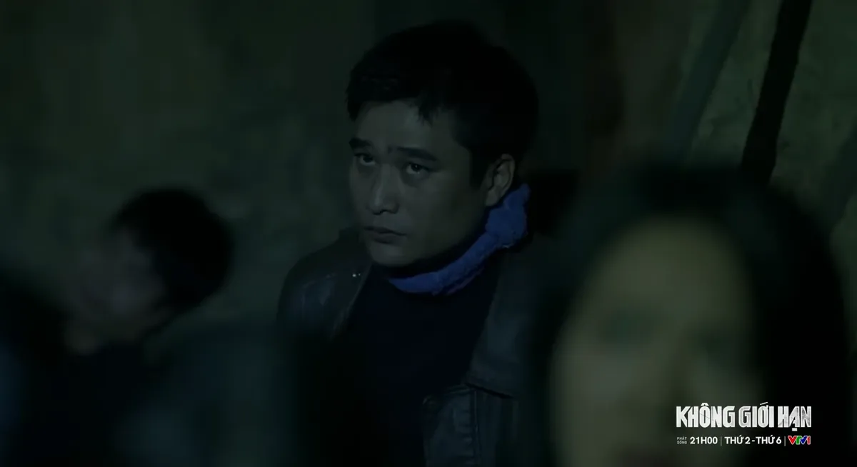 Kh&ocirc;ng giới hạn - Tập 32: Nội bộ nh&oacute;m phản động chĩa s&uacute;ng v&agrave;o nhau, nh&oacute;m con tin được giải cứu - Ảnh 1.
