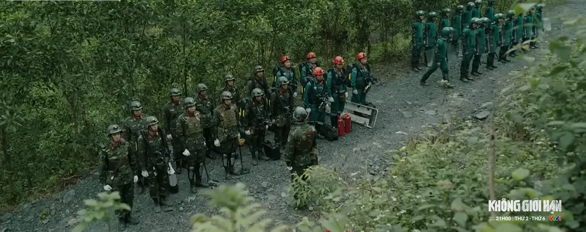 Kh&ocirc;ng giới hạn - Tập 32: Nội bộ nh&oacute;m phản động chĩa s&uacute;ng v&agrave;o nhau, nh&oacute;m con tin được giải cứu - Ảnh 8.
