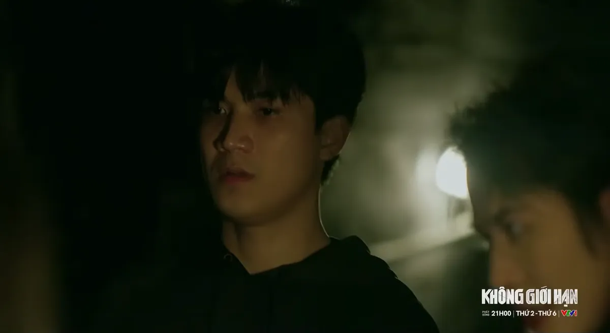 Kh&ocirc;ng giới hạn - Tập 32: Nội bộ nh&oacute;m phản động chĩa s&uacute;ng v&agrave;o nhau, nh&oacute;m con tin được giải cứu - Ảnh 3.