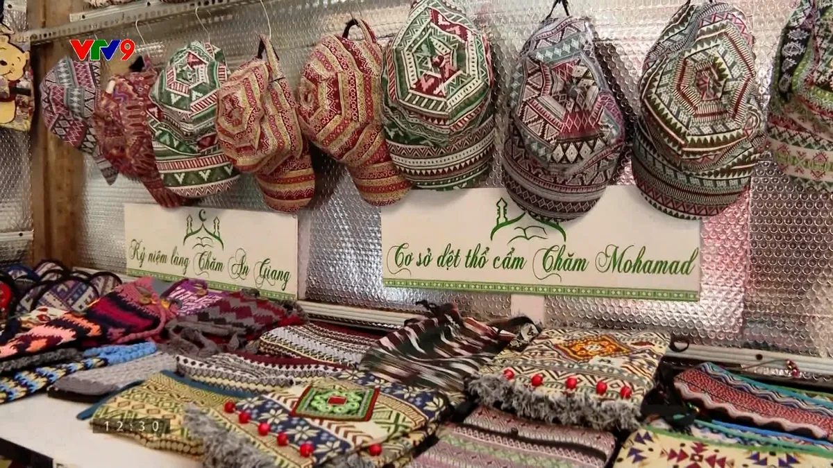 Giữ hồn Chăm trong sợi dệt