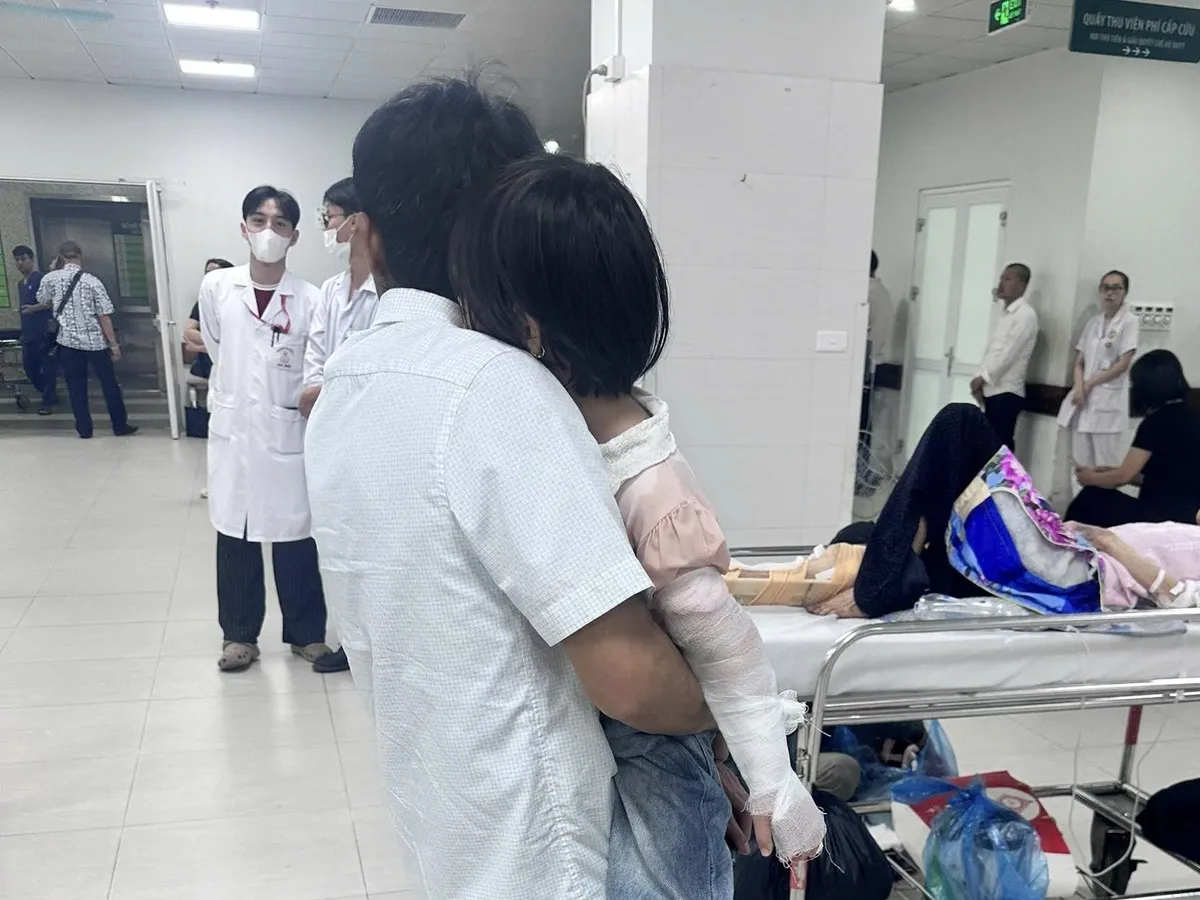 Hà Nội: CSGT mở đường đưa cháu bé đi cấp cứu trong giờ cao điểm - Ảnh 1.