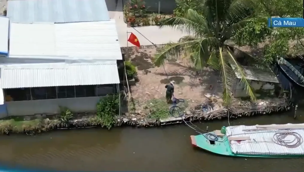 Nhiều hộ dân ở Cà Mau thiếu nước sinh hoạt mùa khô - Ảnh 1.