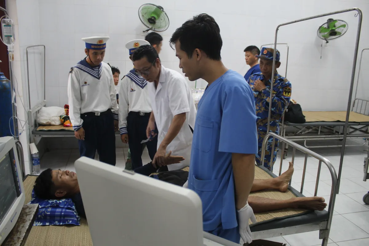 Cấp cứu kịp thời ngư d&acirc;n gặp tai nạn lao động nghi&ecirc;m trọng tr&ecirc;n biển - Ảnh 1.