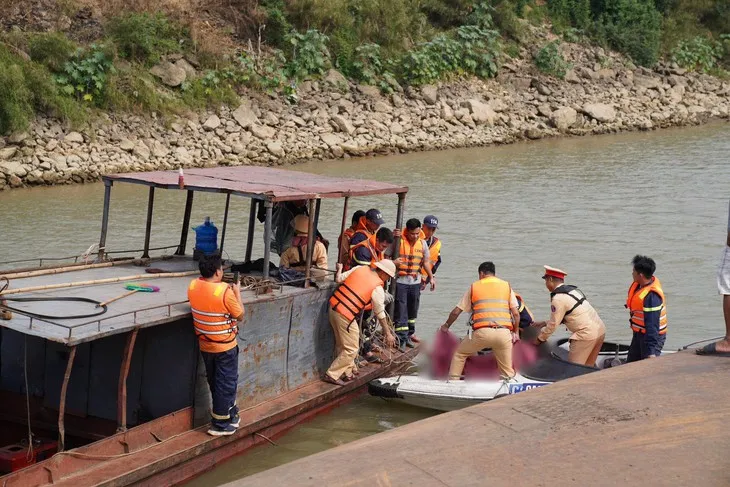 Ch&igrave;m t&agrave;u c&aacute;t tr&ecirc;n s&ocirc;ng Hồng đoạn qua Ph&uacute; Thọ, 1 người tử vong, 1 mất t&iacute;ch - Ảnh 5.