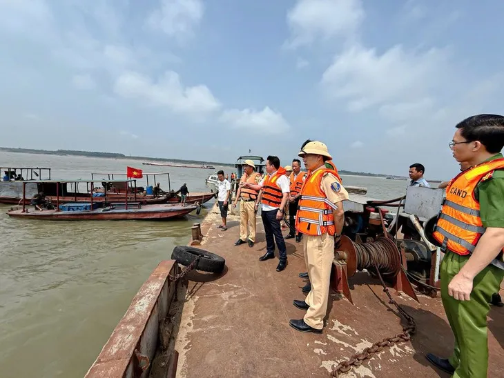 Ch&igrave;m t&agrave;u c&aacute;t tr&ecirc;n s&ocirc;ng Hồng đoạn qua Ph&uacute; Thọ, 1 người tử vong, 1 mất t&iacute;ch - Ảnh 1.