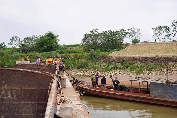 Ch&igrave;m t&agrave;u c&aacute;t tr&ecirc;n s&ocirc;ng Hồng đoạn qua Ph&uacute; Thọ, 1 người tử vong, 1 mất t&iacute;ch - Ảnh 4.