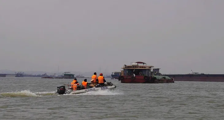 Ch&igrave;m t&agrave;u c&aacute;t tr&ecirc;n s&ocirc;ng Hồng đoạn qua Ph&uacute; Thọ, 1 người tử vong, 1 mất t&iacute;ch - Ảnh 2.