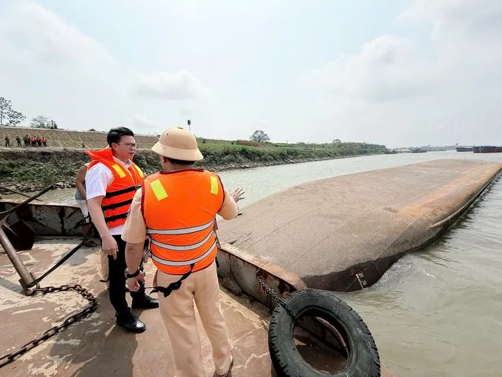 Ch&igrave;m t&agrave;u c&aacute;t tr&ecirc;n s&ocirc;ng Hồng đoạn qua Ph&uacute; Thọ, 1 người tử vong, 1 mất t&iacute;ch - Ảnh 3.
