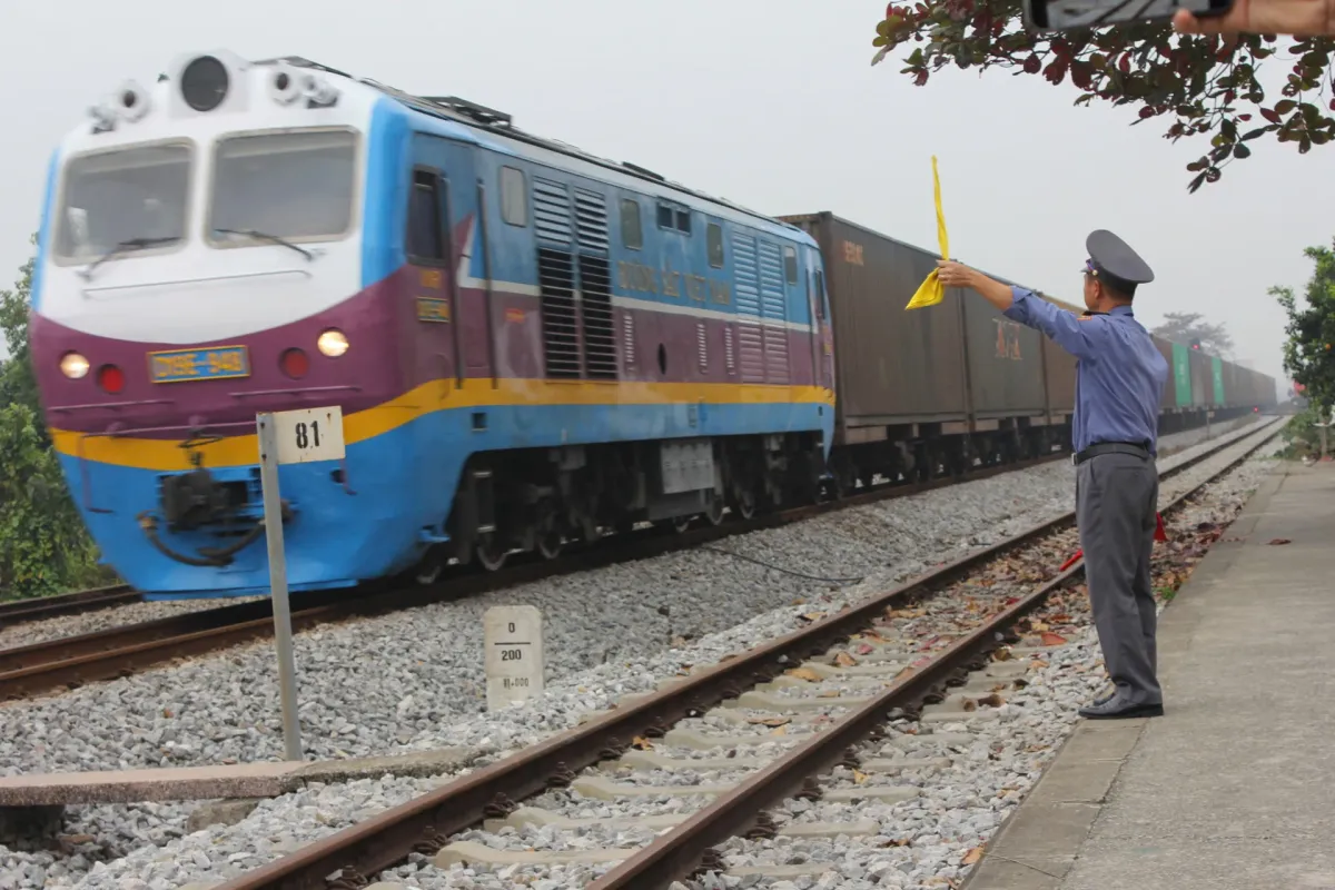 Nguy cơ đứt gãy chuỗi vận tải: bài toán 1.900 tỷ đồng khi dừng chạy tàu vào trung tâm Hà Nội - Ảnh 2.