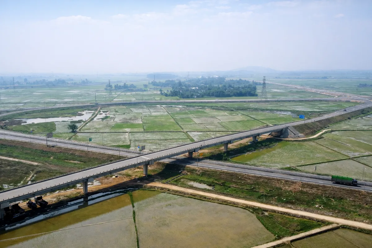 Thanh H&oacute;a tăng tốc ho&agrave;n thiện hạ tầng, sẵn s&agrave;ng &ldquo;đ&oacute;n s&oacute;ng&rdquo; đầu tư năm 2026 - Ảnh 1.