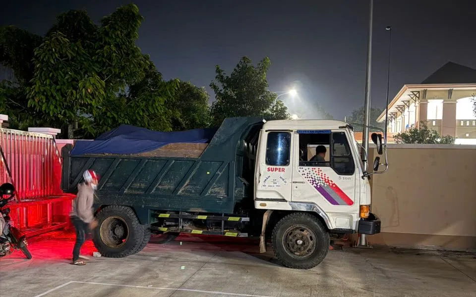 Bắt quả tang và xử lý nghiêm minh vụ khai thác đất trái phép tại xã Bình Giã