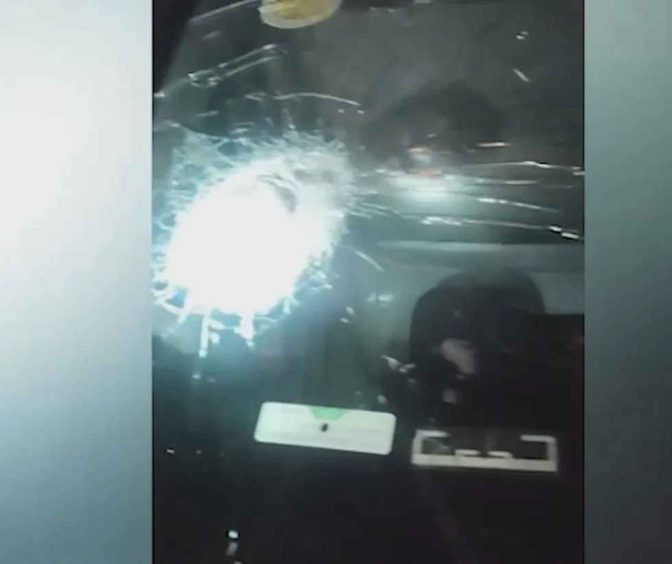 Cảnh b&aacute;o t&igrave;nh trạng n&eacute;m đ&aacute; v&agrave;o c&aacute;c phương tiện đang lưu th&ocirc;ng- Ảnh 1.